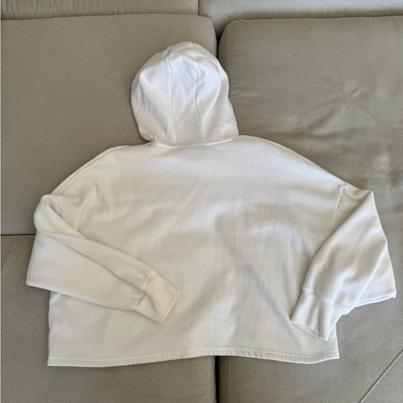 Under Armour Blue Patterned WorkOut Outfit and White Sweatshirt - Picture 16 of 16